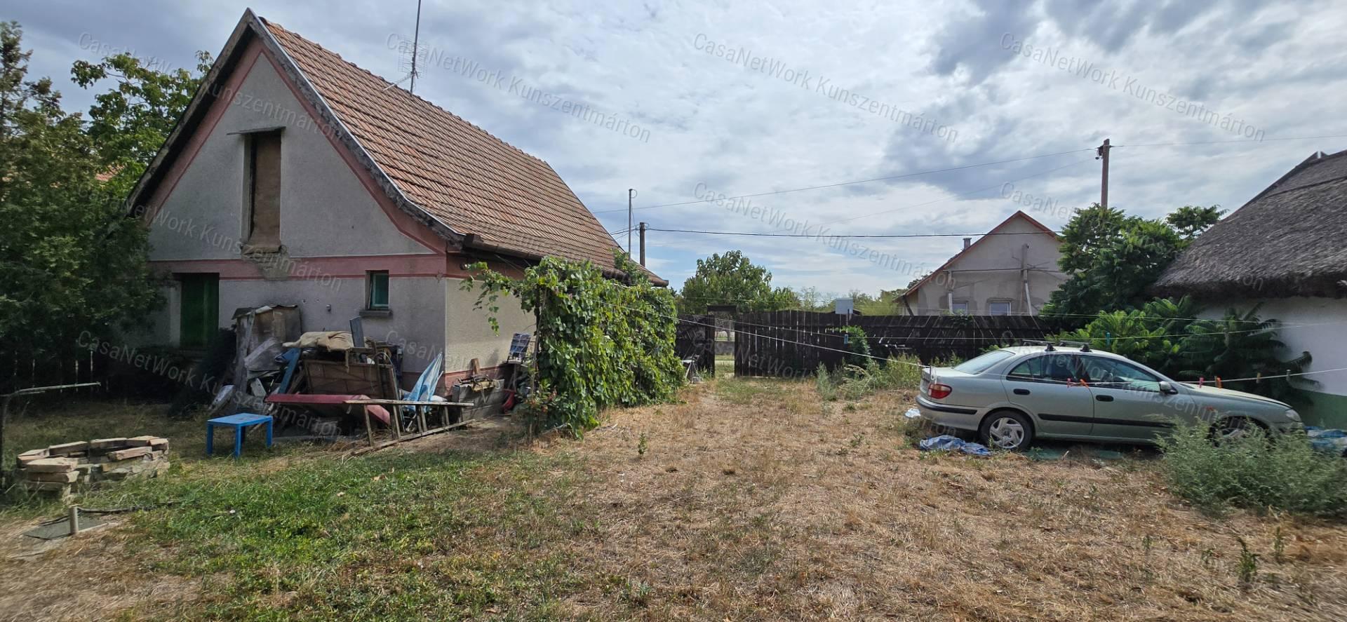 Nagyréven eladó tégla építésű kertes családi ház