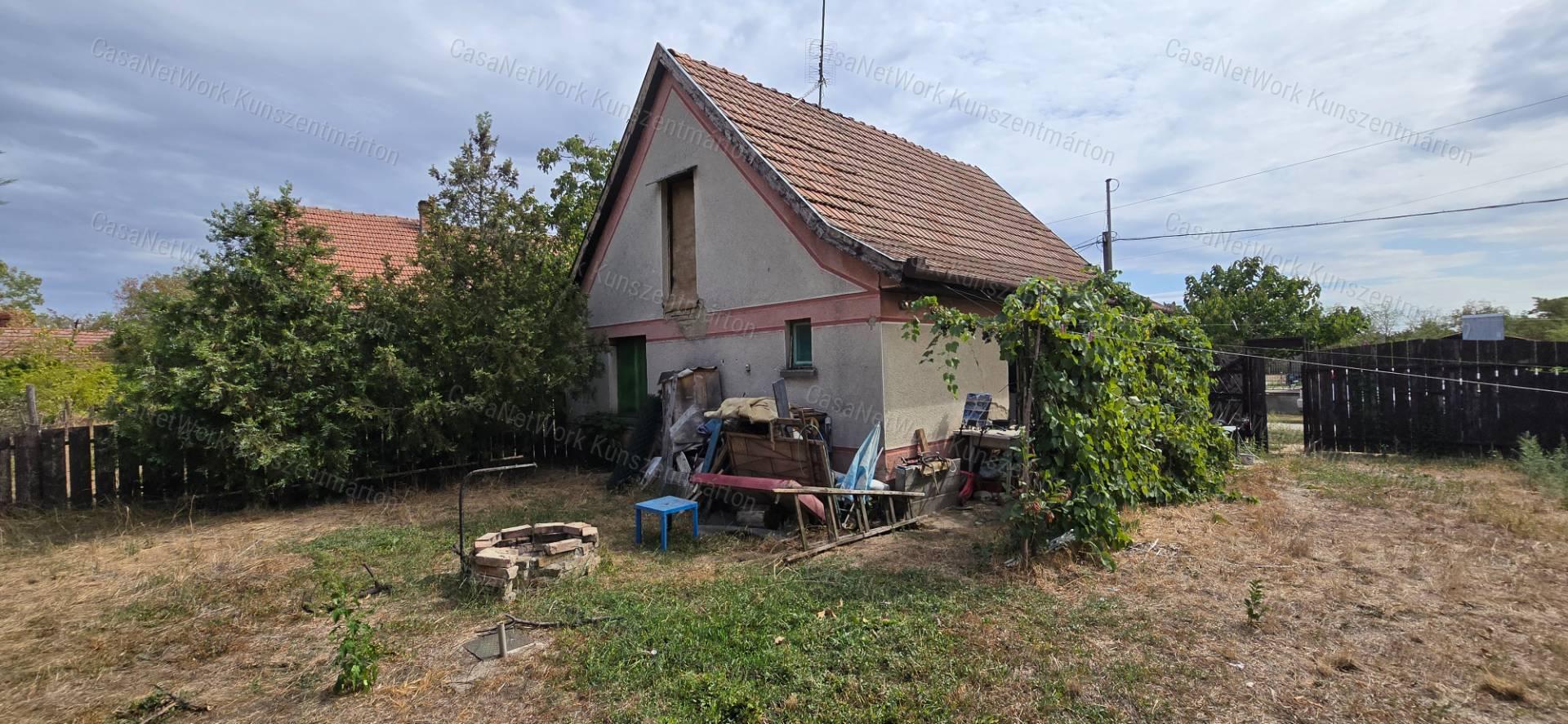 Nagyréven eladó tégla építésű kertes családi ház