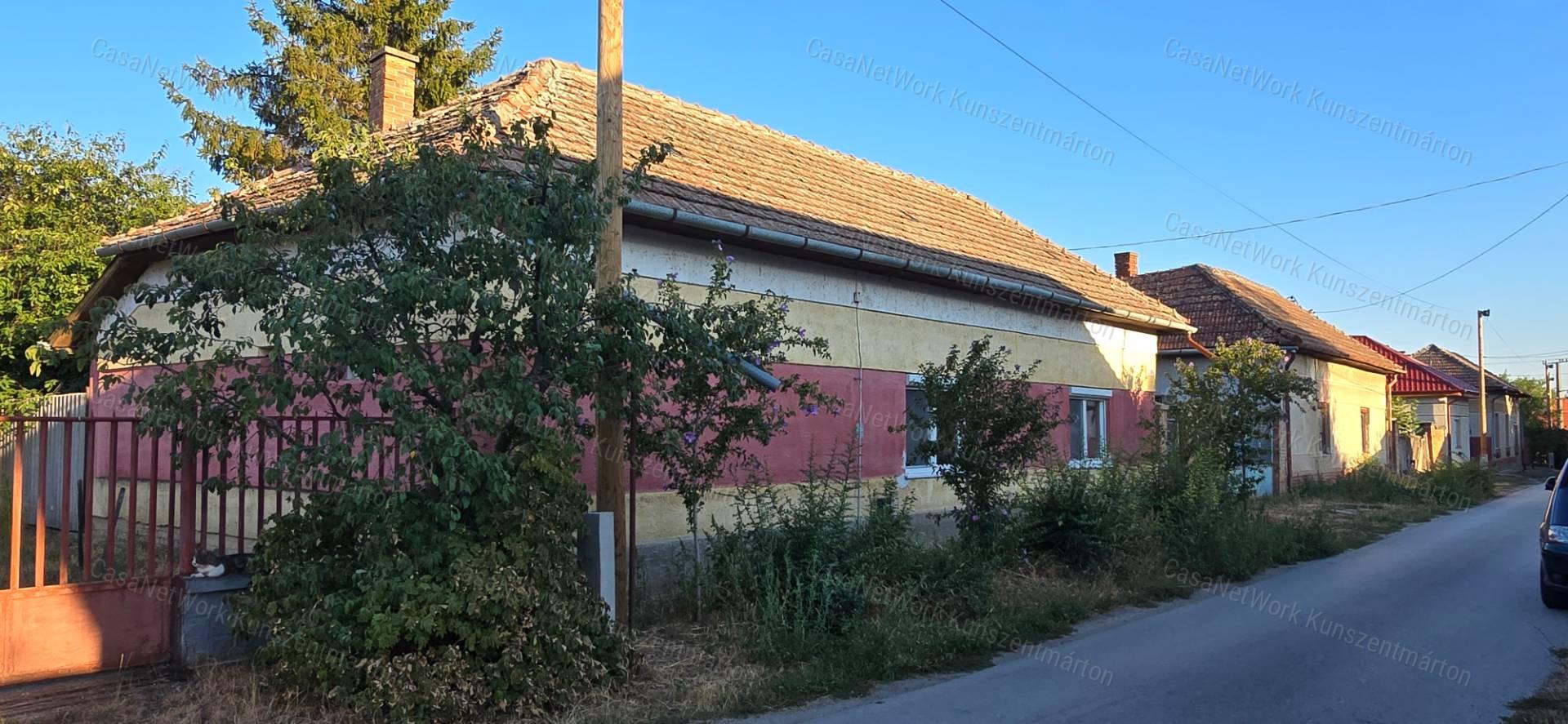 Cibakháza központjában eladó összkomfortos kertes családi ház
