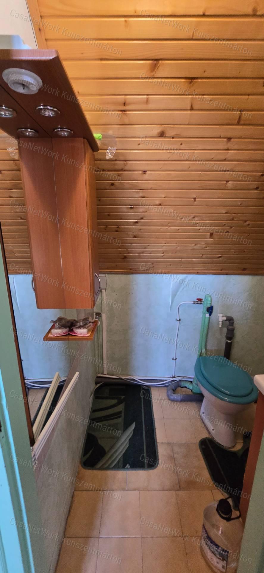 Kunszentmártonban eladó kétszintes üzlethelyiség