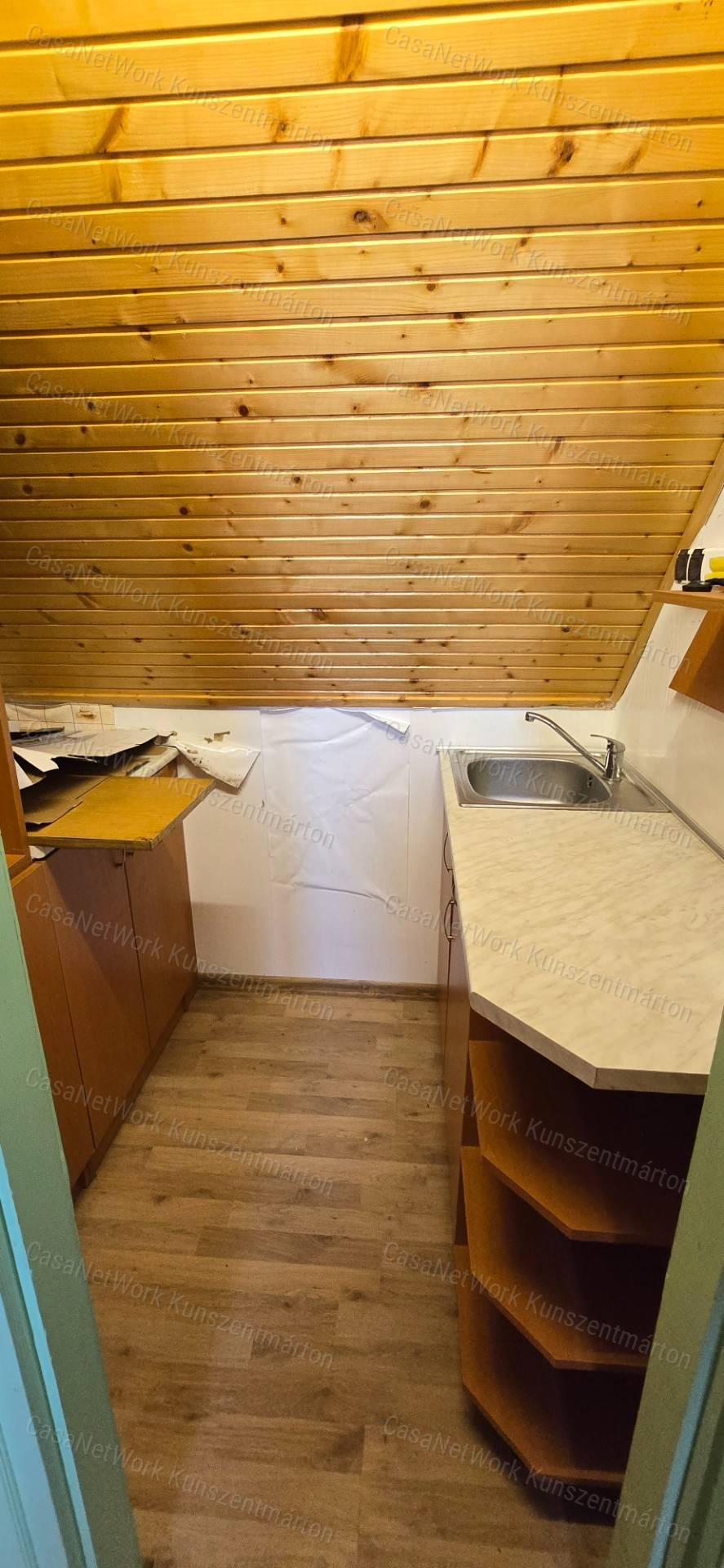 Kunszentmártonban eladó kétszintes üzlethelyiség