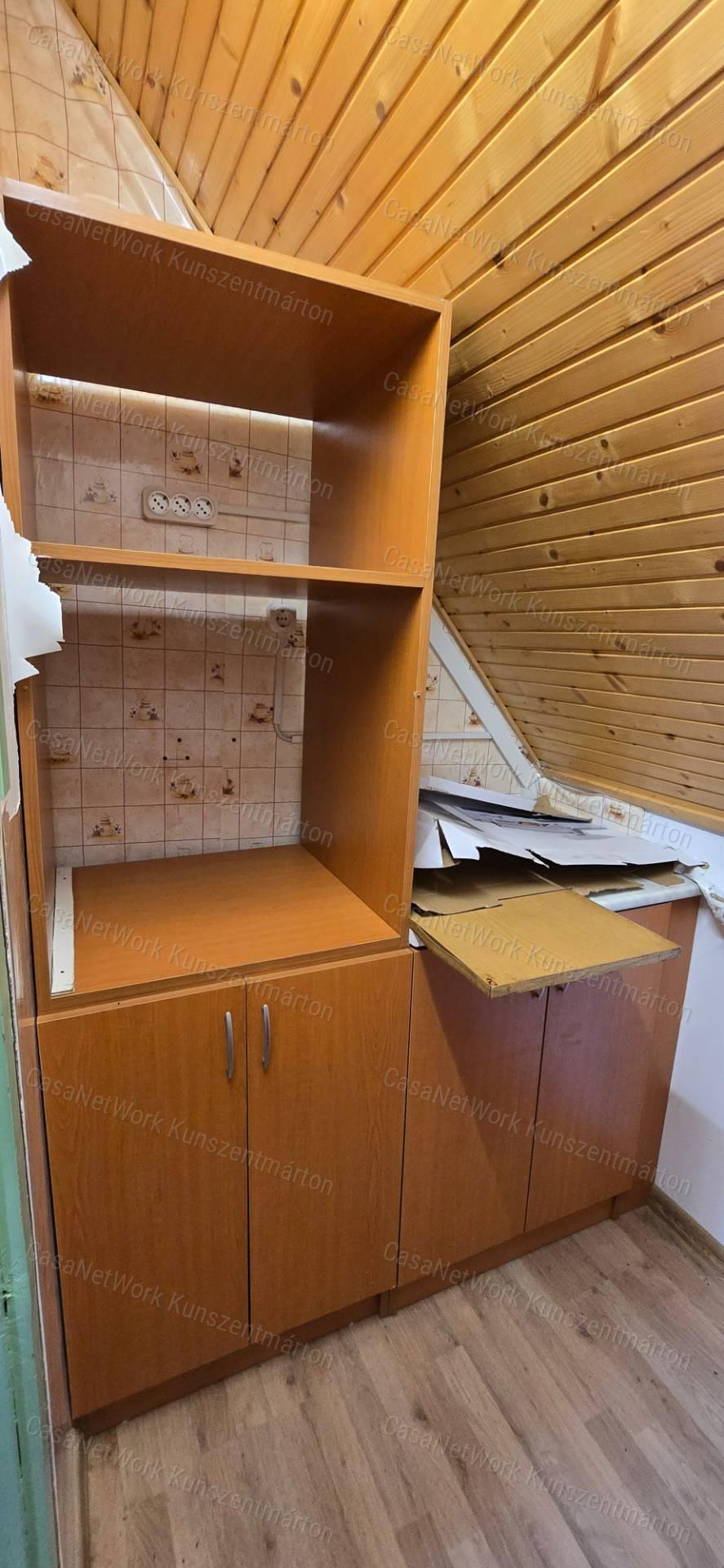 Kunszentmártonban eladó kétszintes üzlethelyiség