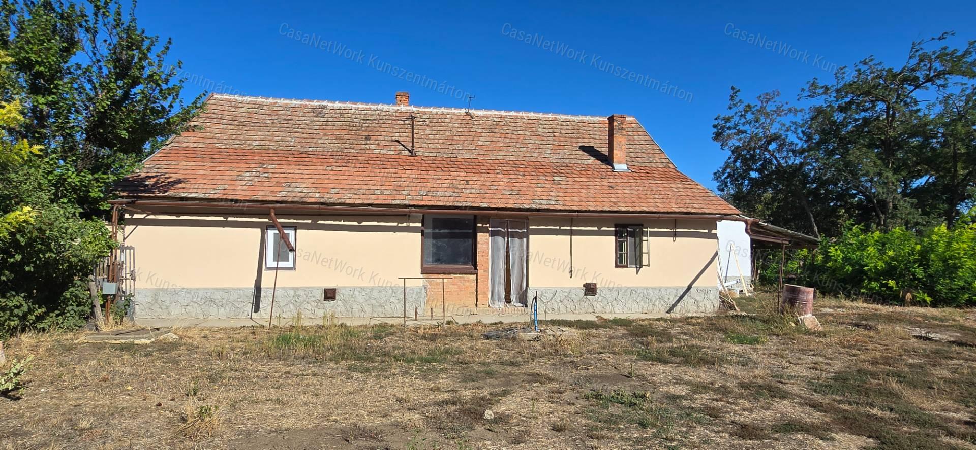 Mesterszálláson eladó 2 szobás, nappalis családi ház