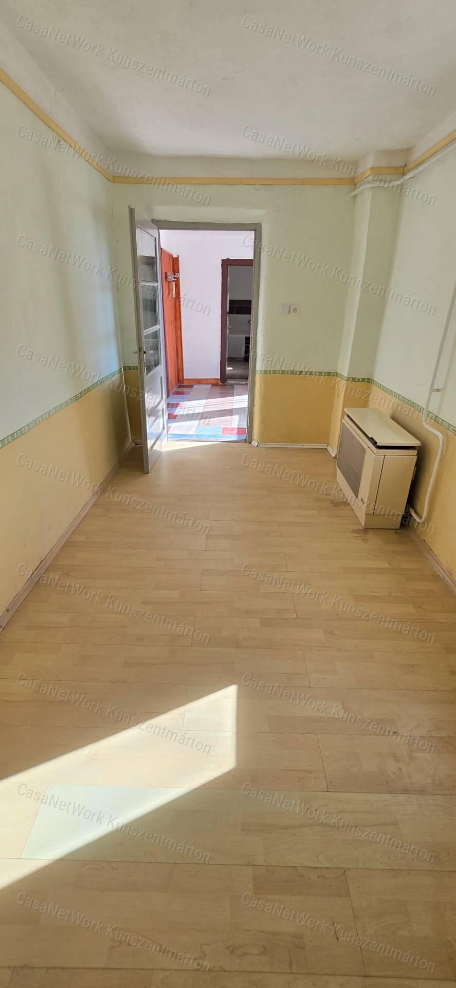 Mesterszálláson eladó 2 szobás, nappalis családi ház