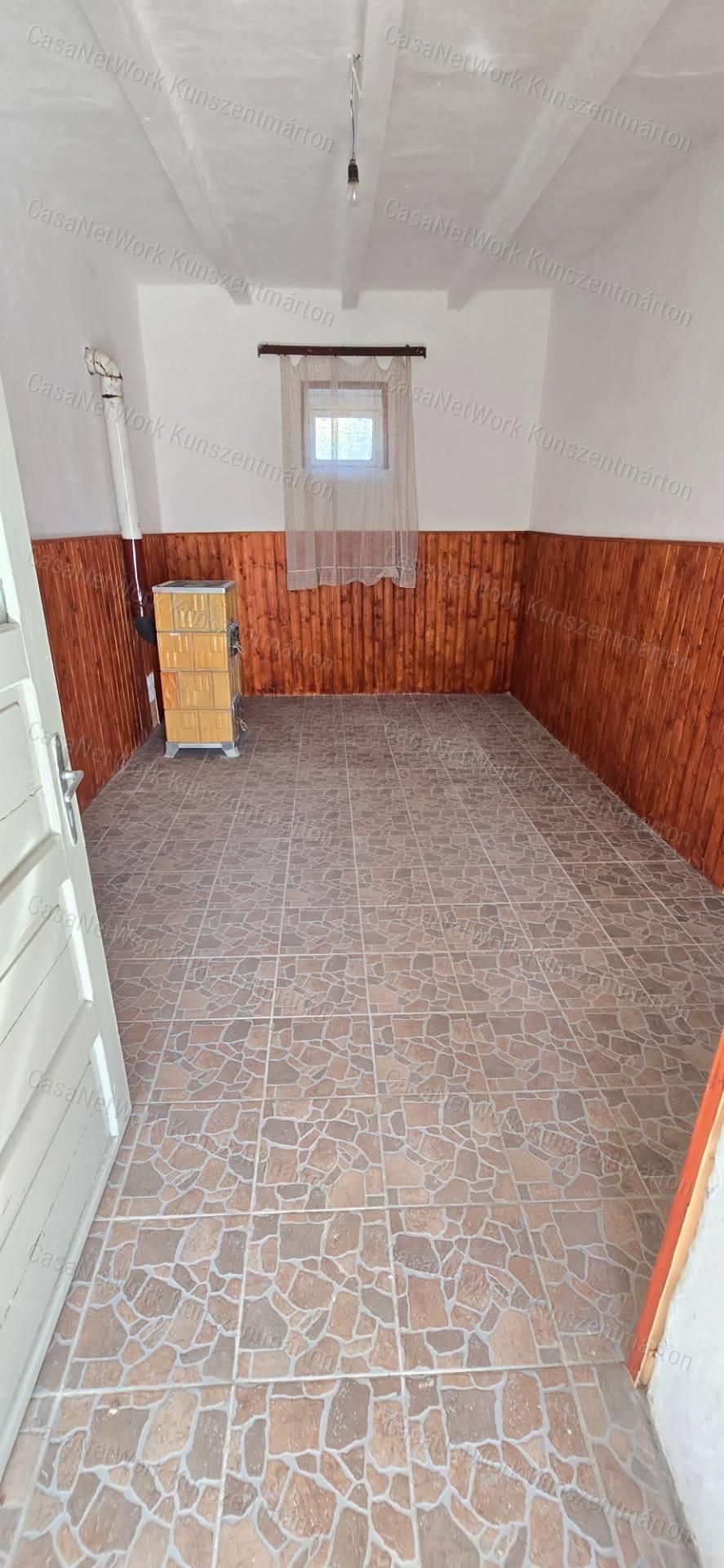 Mesterszálláson eladó 2 szobás, nappalis családi ház