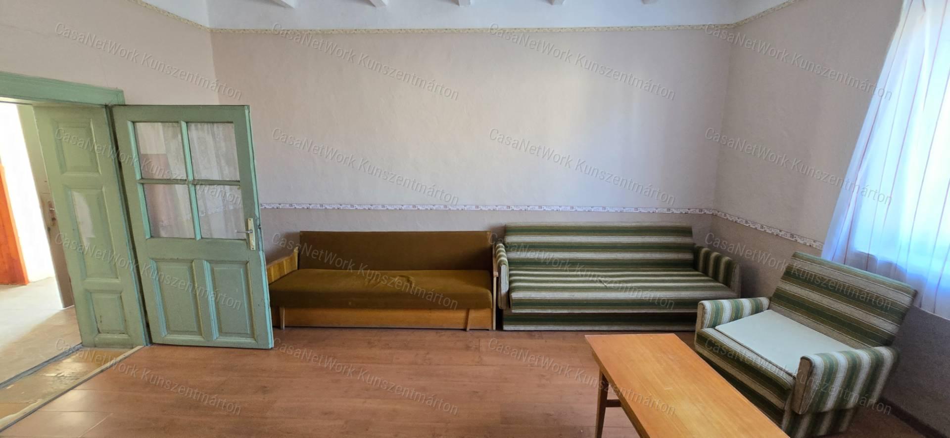Mesterszálláson eladó 2 szobás, nappalis családi ház