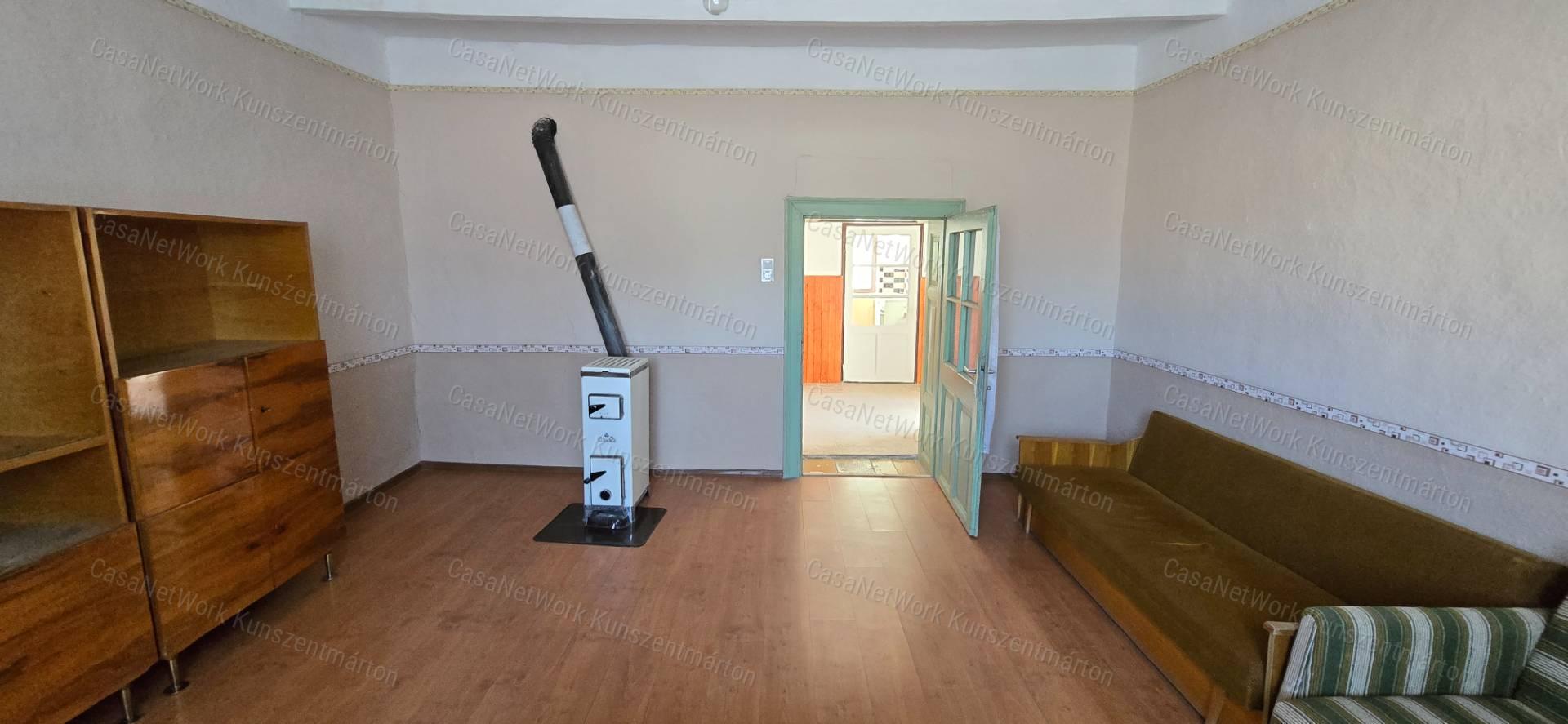 Mesterszálláson eladó 2 szobás, nappalis családi ház
