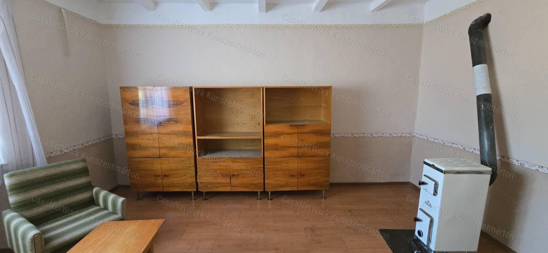 Mesterszálláson eladó 2 szobás, nappalis családi ház
