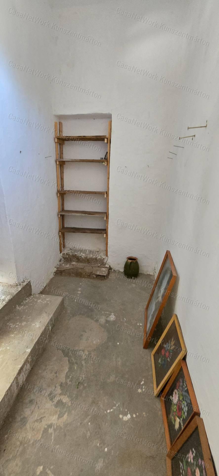 Mesterszálláson eladó 2 szobás, nappalis családi ház