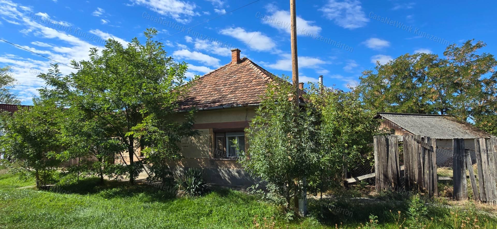Öcsödön eladó 2 szobás felújítandó családi ház