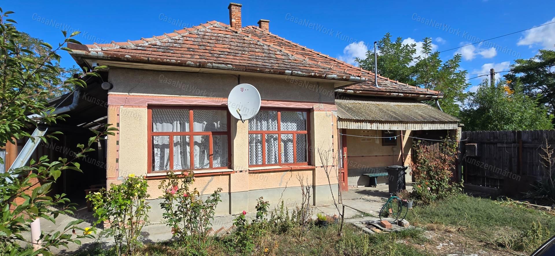 Öcsödön eladó 2 szobás felújítandó családi ház