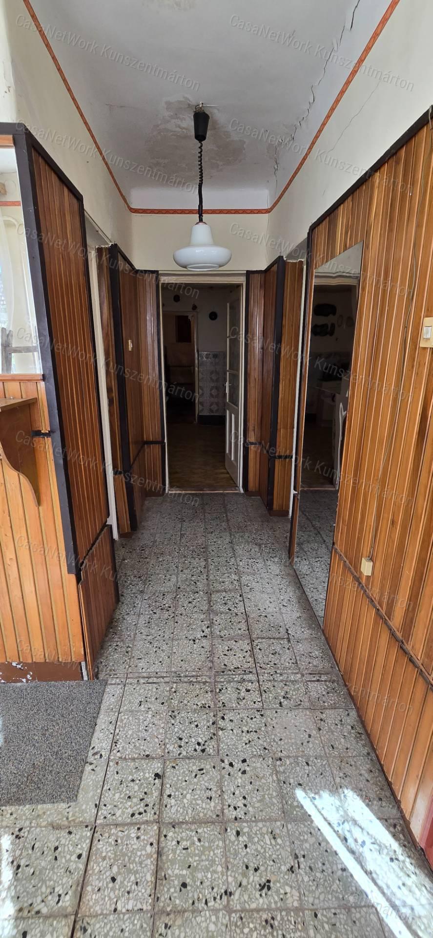 Öcsödön eladó 2 szobás felújítandó családi ház