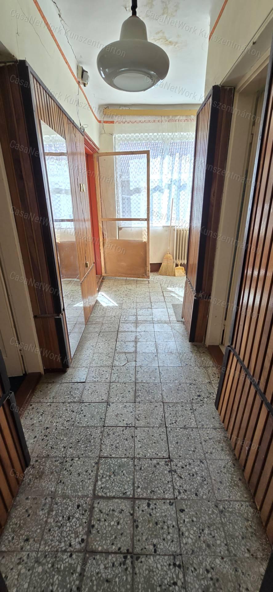 Öcsödön eladó 2 szobás felújítandó családi ház