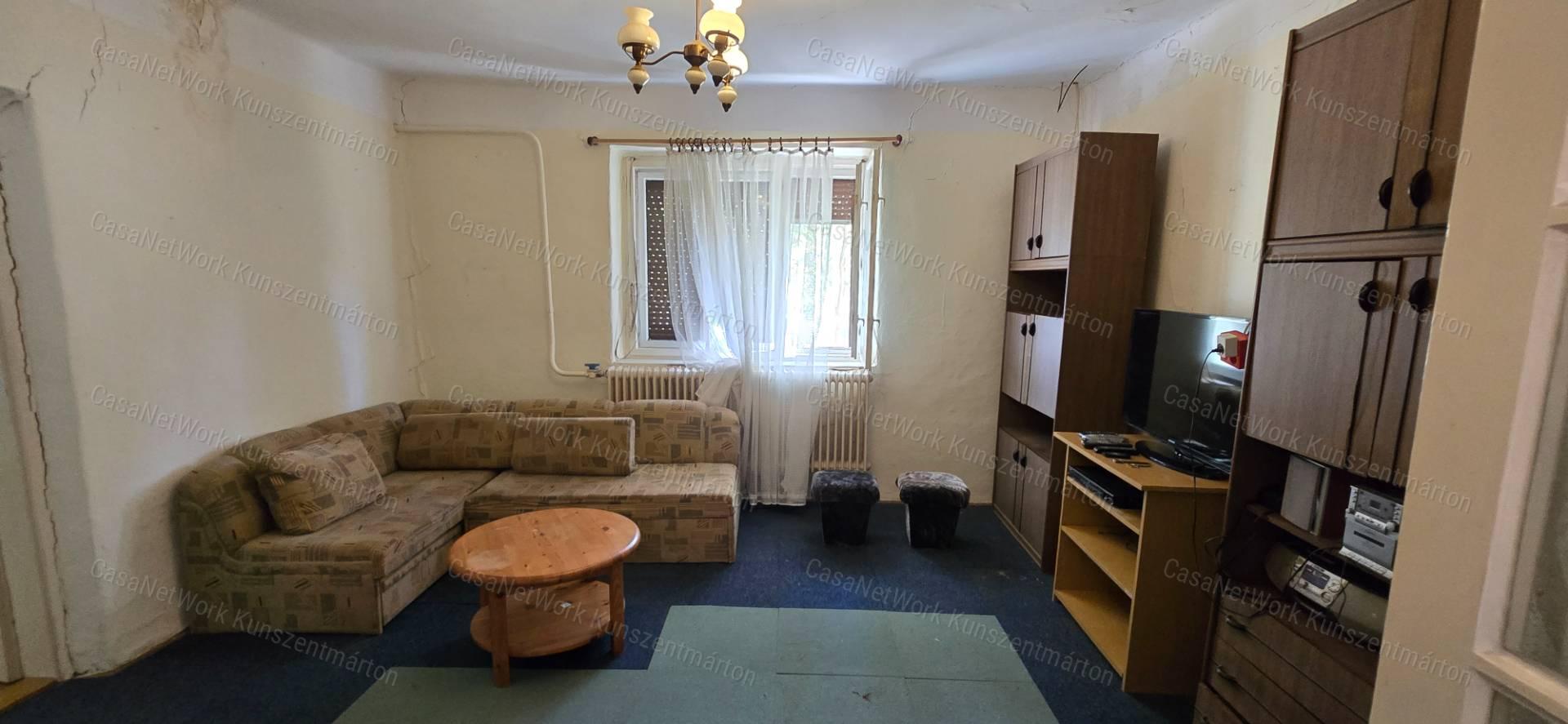 Öcsödön eladó 2 szobás felújítandó családi ház