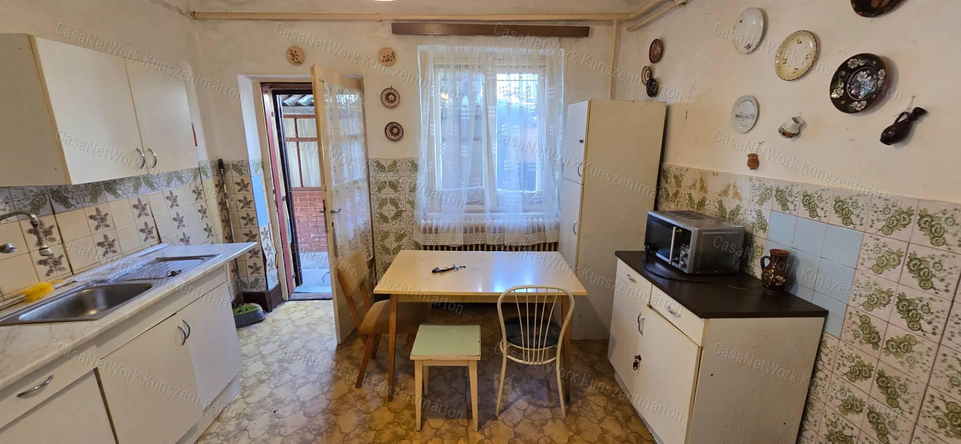 Öcsödön eladó 2 szobás felújítandó családi ház