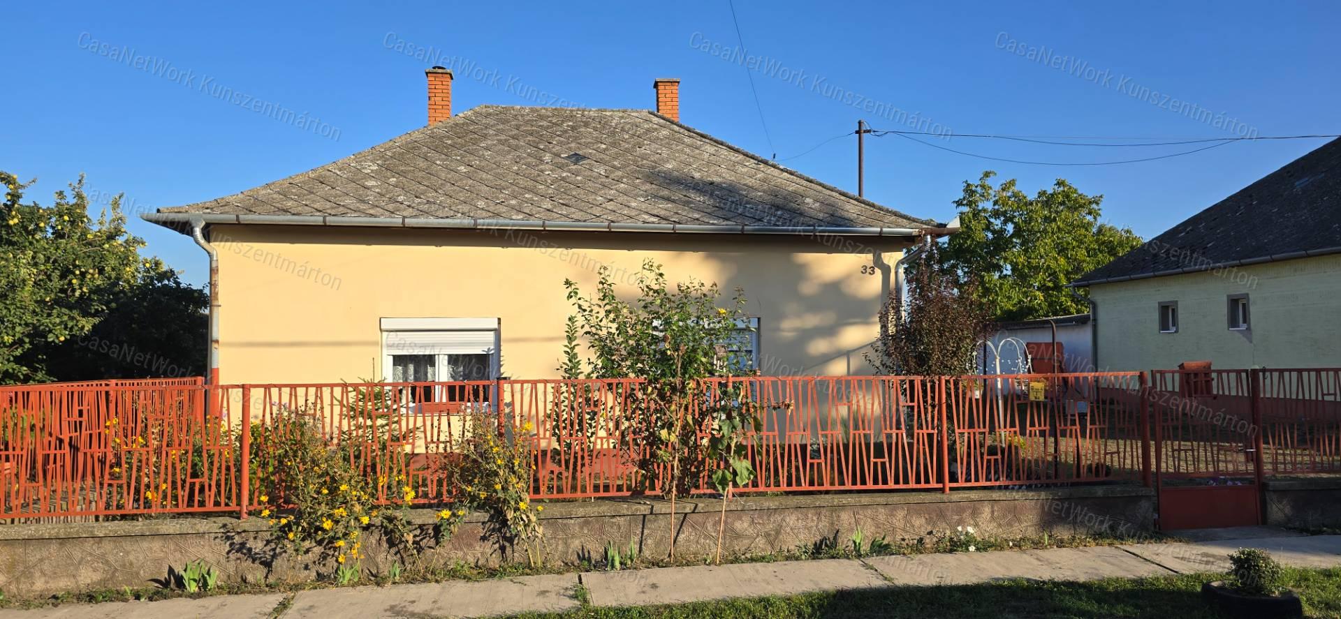 Cserkeszőlőn eladó 2 szoba+nappalis családi ház