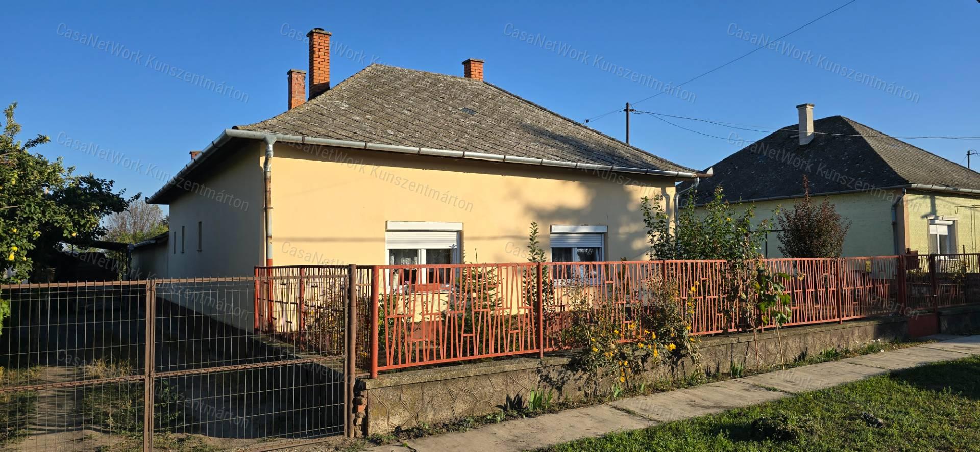 Cserkeszőlőn eladó 2 szoba+nappalis családi ház