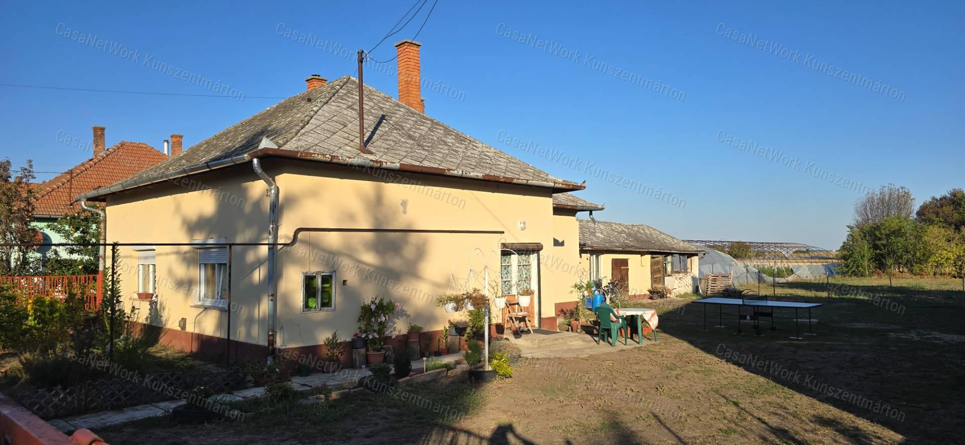 Cserkeszőlőn eladó 2 szoba+nappalis családi ház