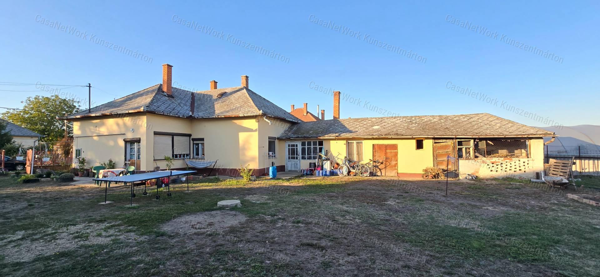 Cserkeszőlőn eladó 2 szoba+nappalis családi ház