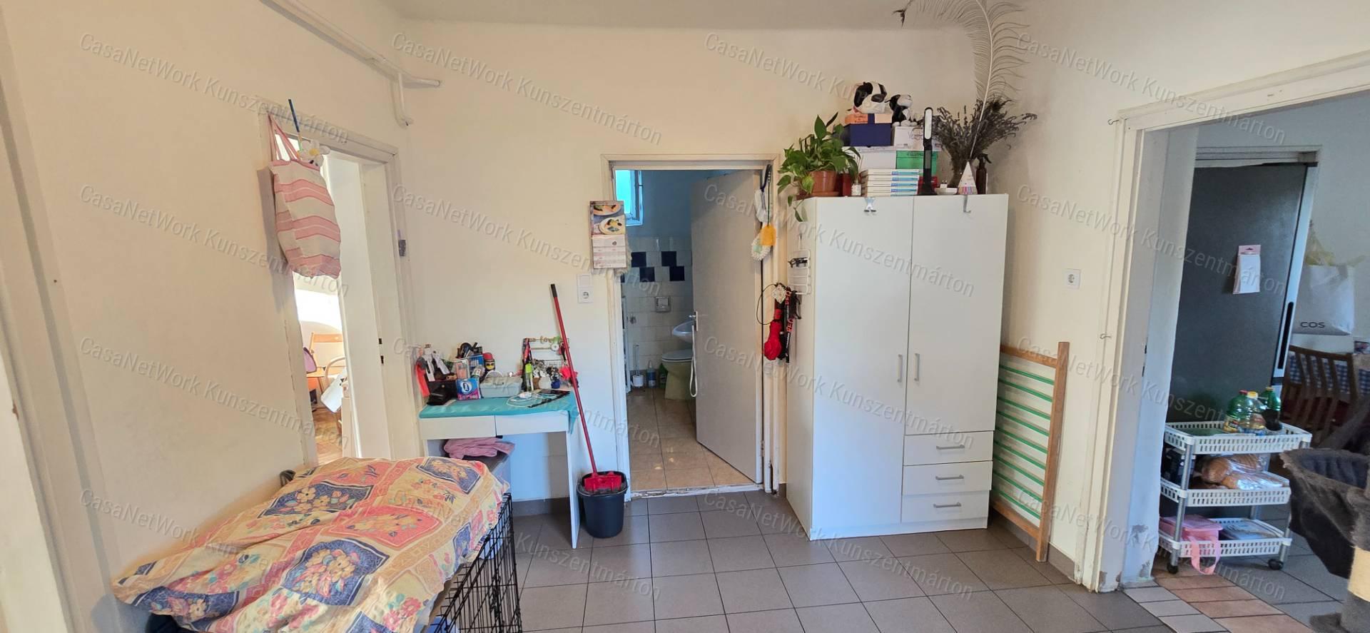 Cserkeszőlőn eladó 2 szoba+nappalis családi ház