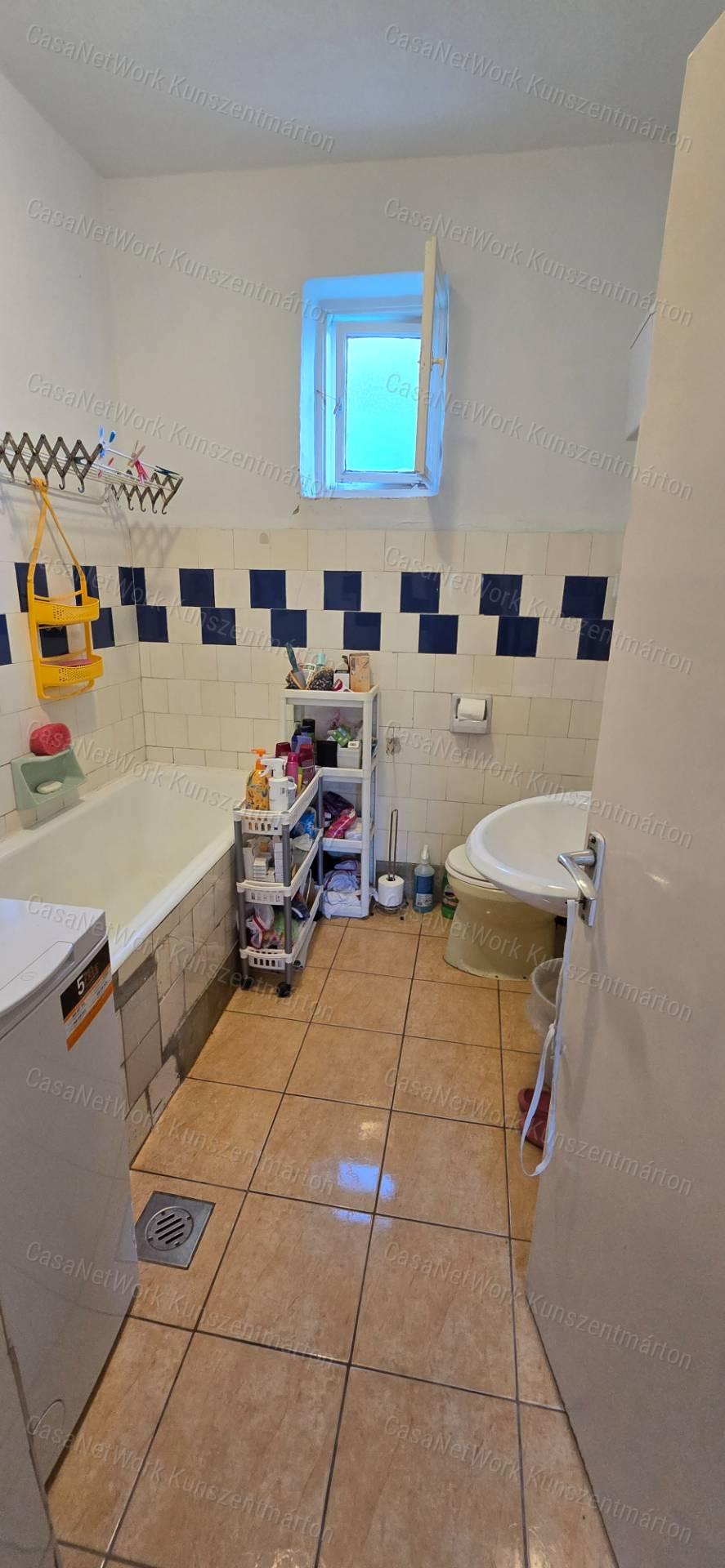 Cserkeszőlőn eladó 2 szoba+nappalis családi ház