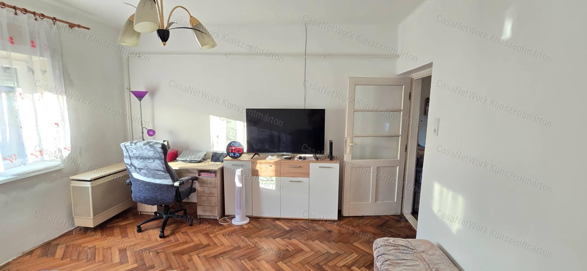 Cserkeszőlőn eladó 2 szoba+nappalis családi ház
