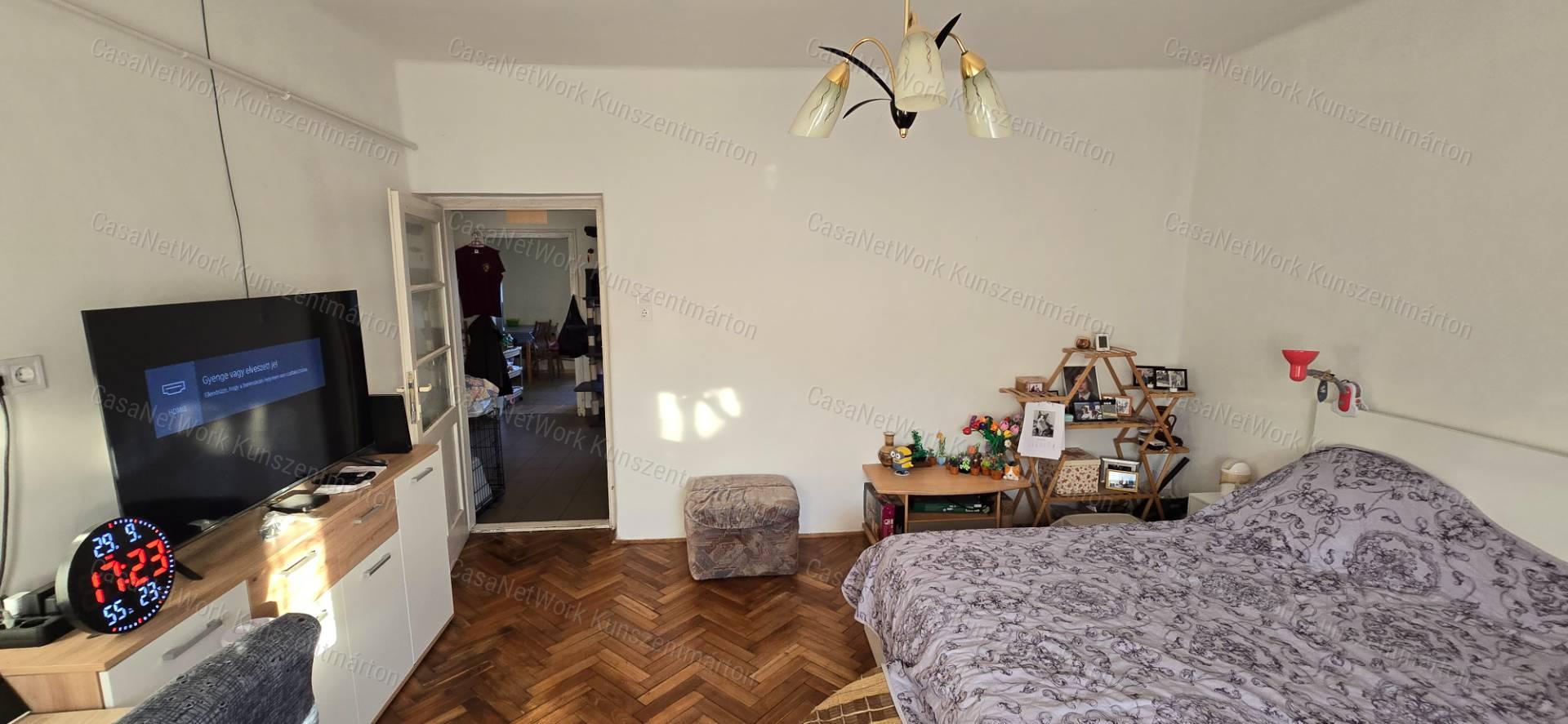 Cserkeszőlőn eladó 2 szoba+nappalis családi ház