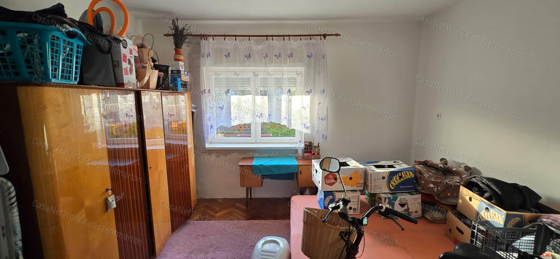 Cserkeszőlőn eladó 2 szoba+nappalis családi ház