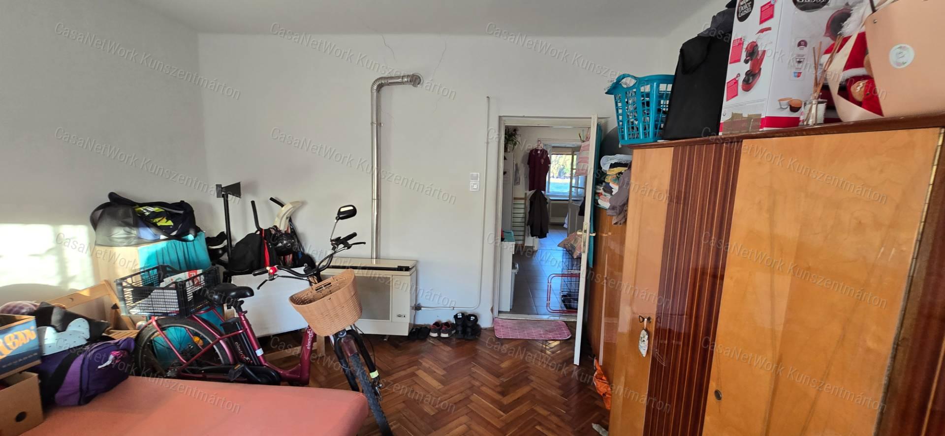Cserkeszőlőn eladó 2 szoba+nappalis családi ház