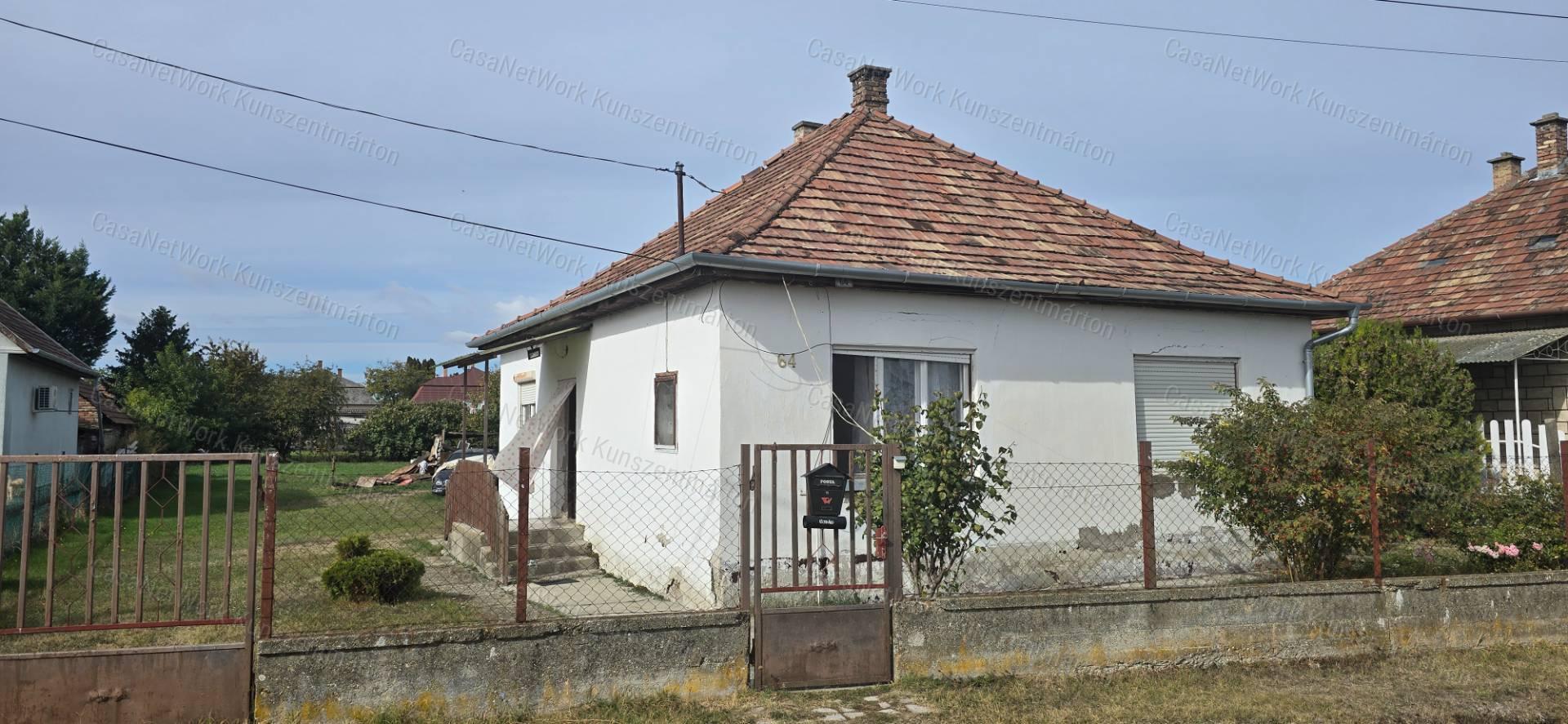 Kiskunlacházán eladó 70 m2-es kertes családi ház