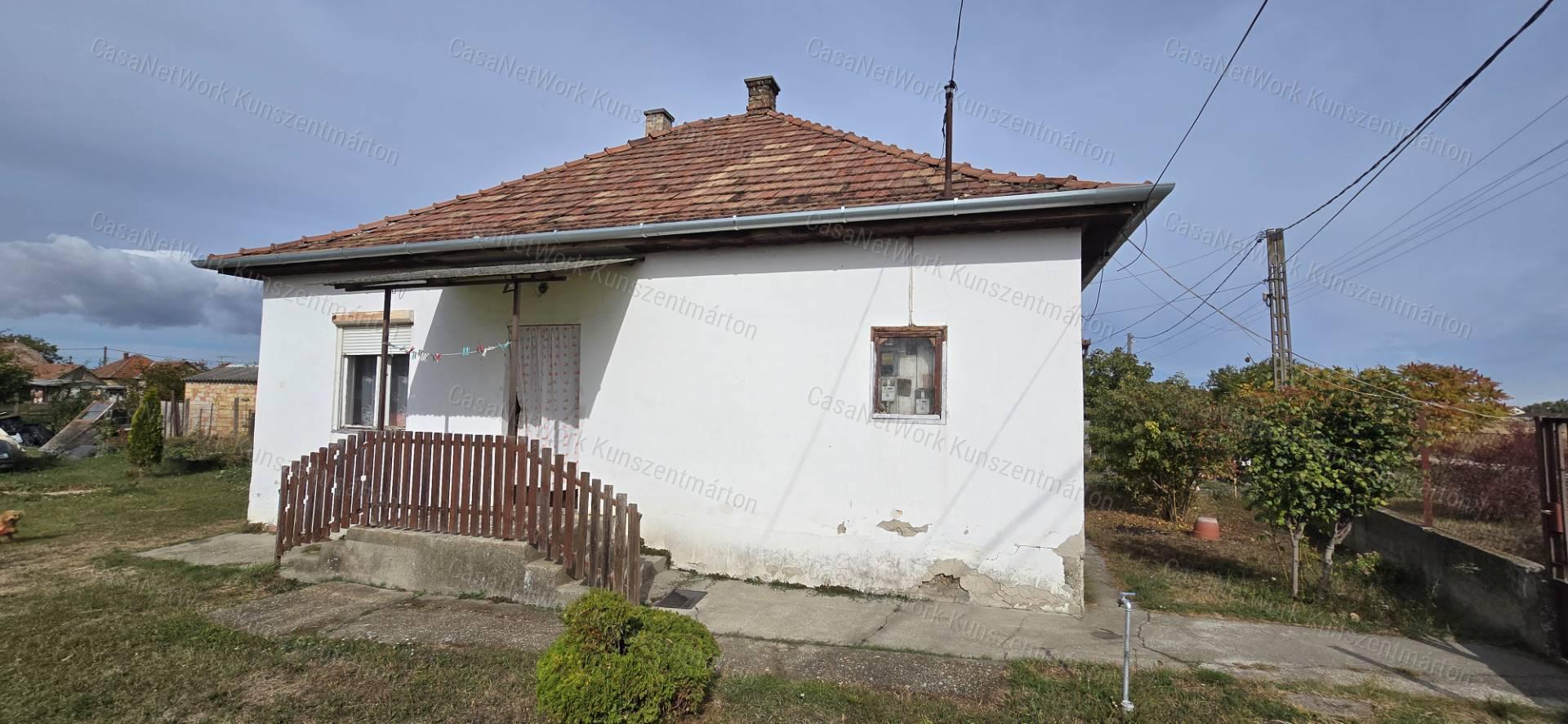 Kiskunlacházán eladó 70 m2-es kertes családi ház