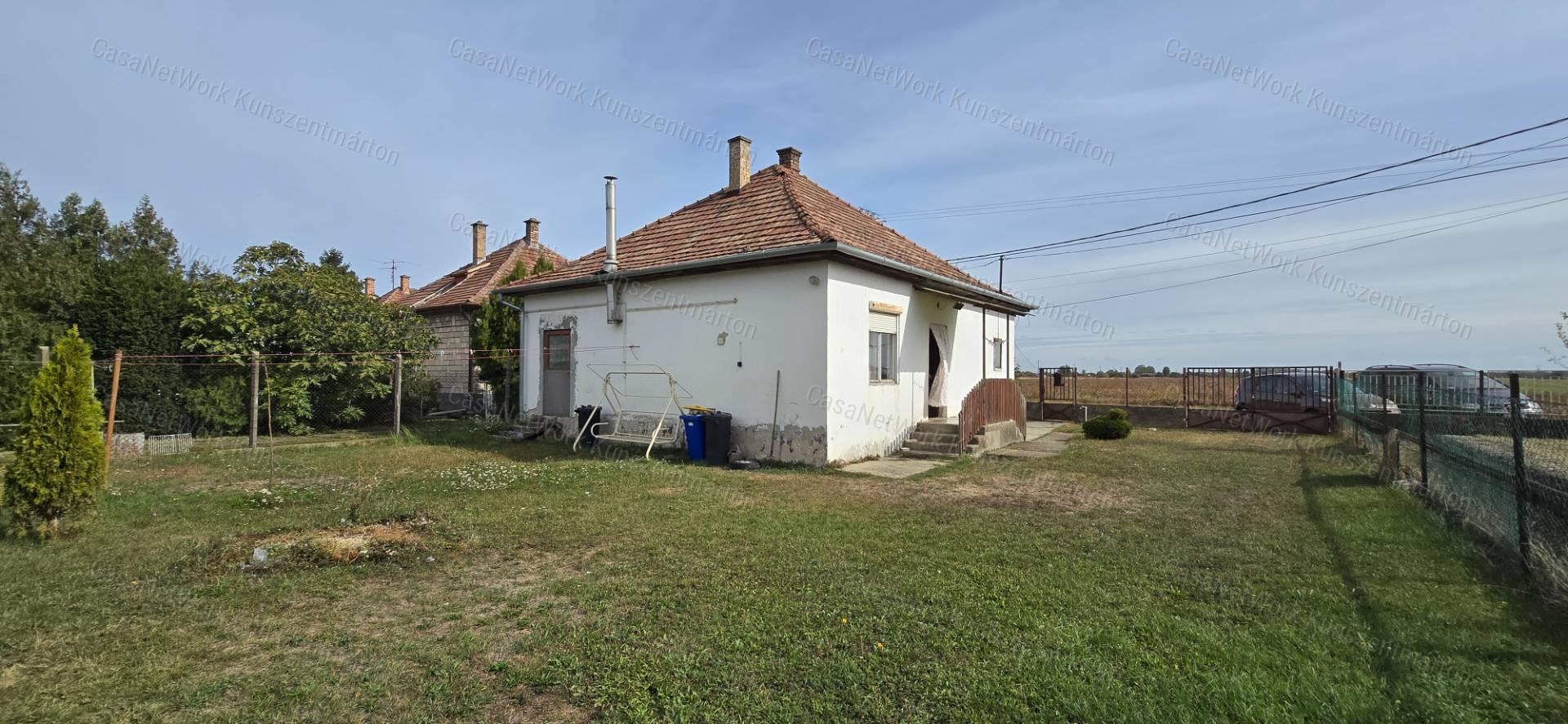 Kiskunlacházán eladó 70 m2-es kertes családi ház