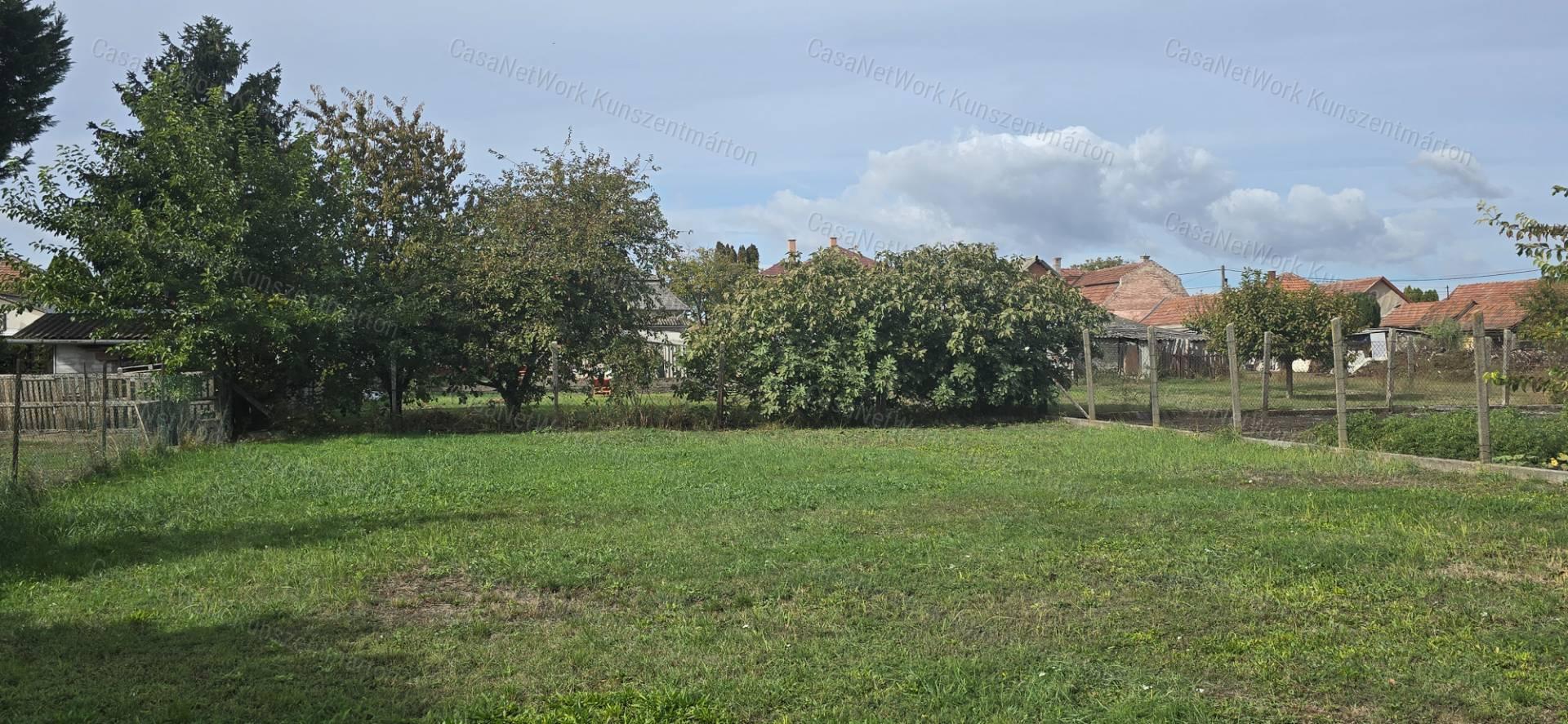 Kiskunlacházán eladó 70 m2-es kertes családi ház