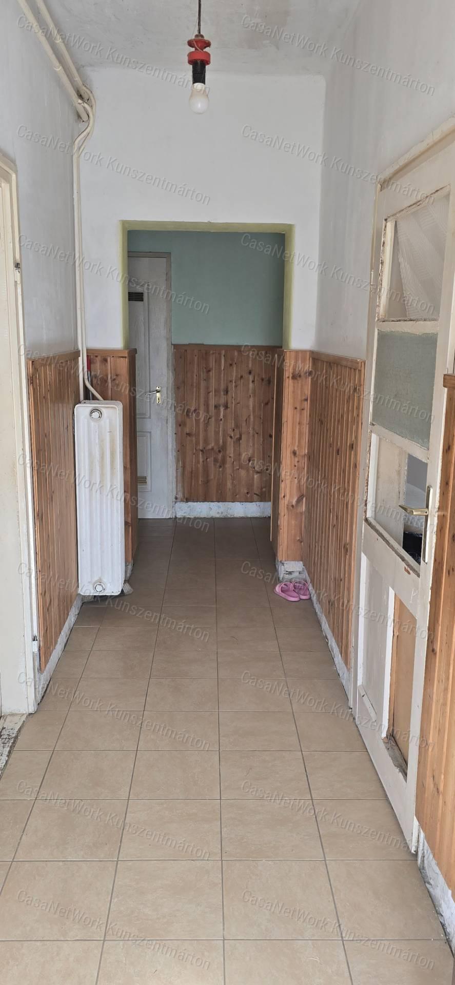 Kiskunlacházán eladó 70 m2-es kertes családi ház