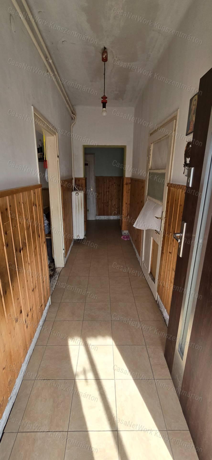 Kiskunlacházán eladó 70 m2-es kertes családi ház