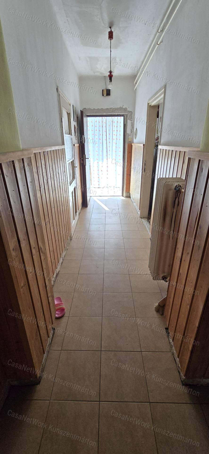 Kiskunlacházán eladó 70 m2-es kertes családi ház