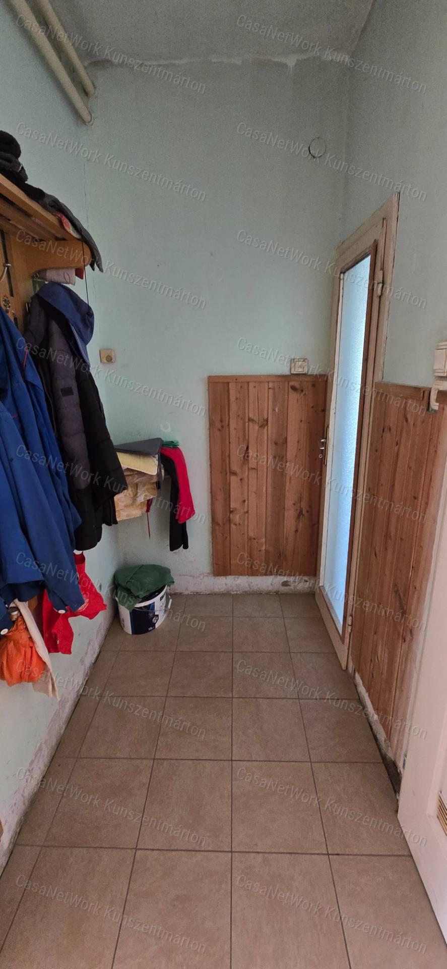 Kiskunlacházán eladó 70 m2-es kertes családi ház
