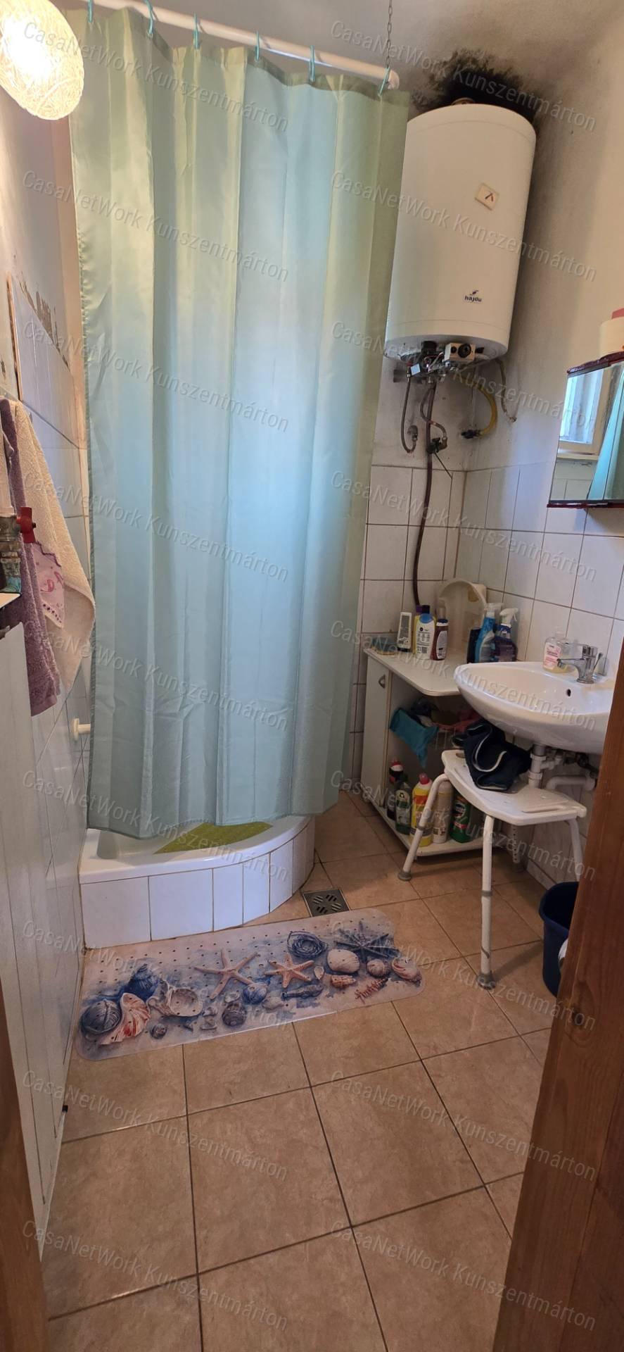 Kiskunlacházán eladó 70 m2-es kertes családi ház