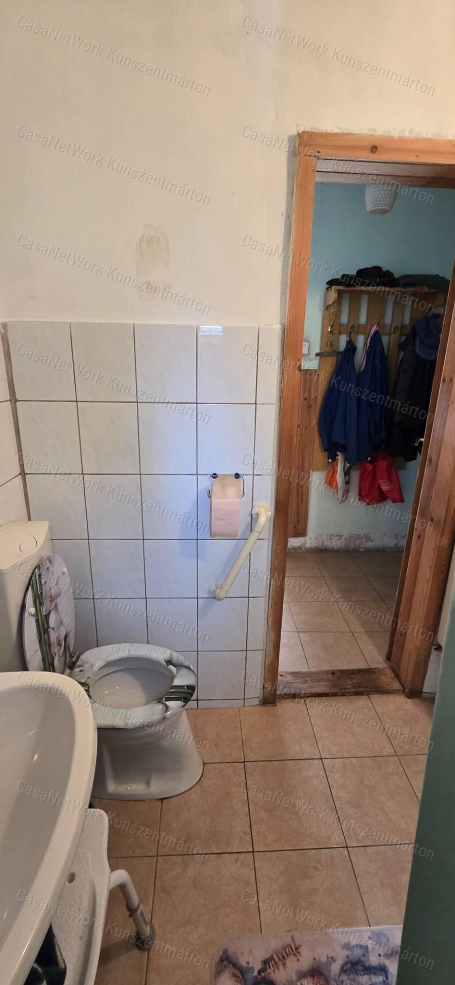 Kiskunlacházán eladó 70 m2-es kertes családi ház