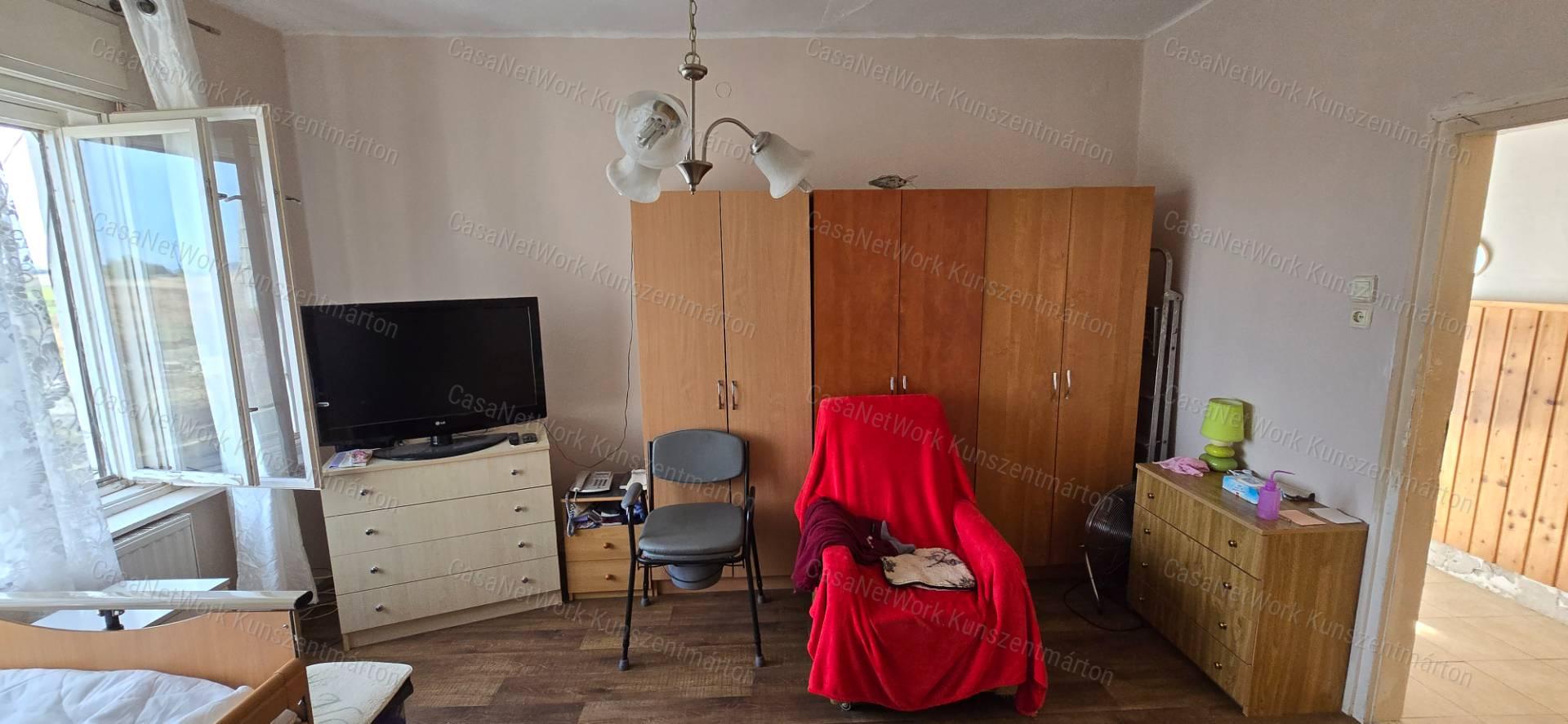 Kiskunlacházán eladó 70 m2-es kertes családi ház