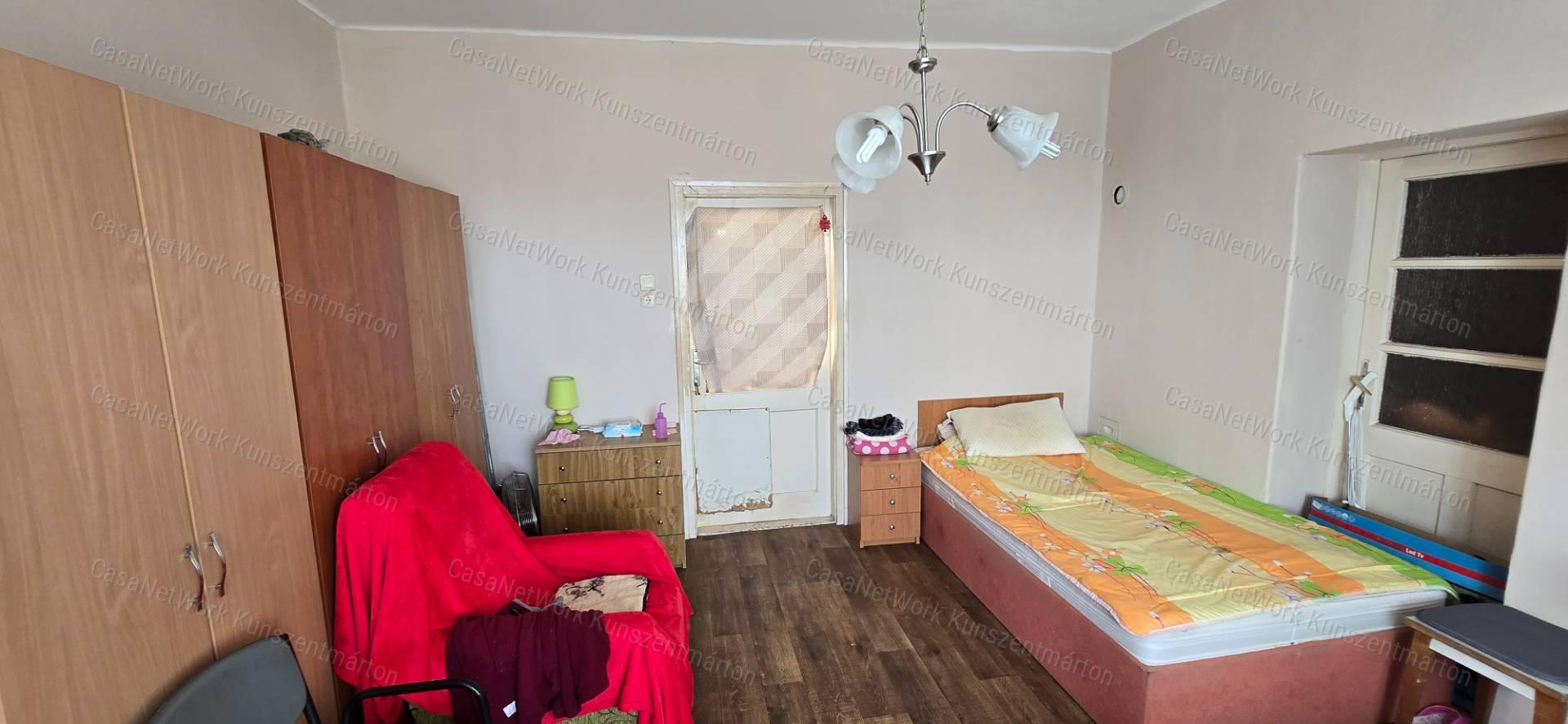 Kiskunlacházán eladó 70 m2-es kertes családi ház