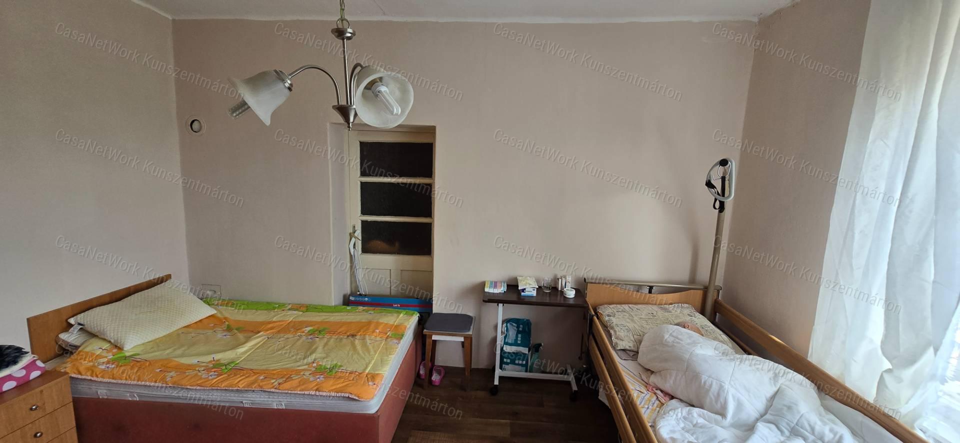 Kiskunlacházán eladó 70 m2-es kertes családi ház