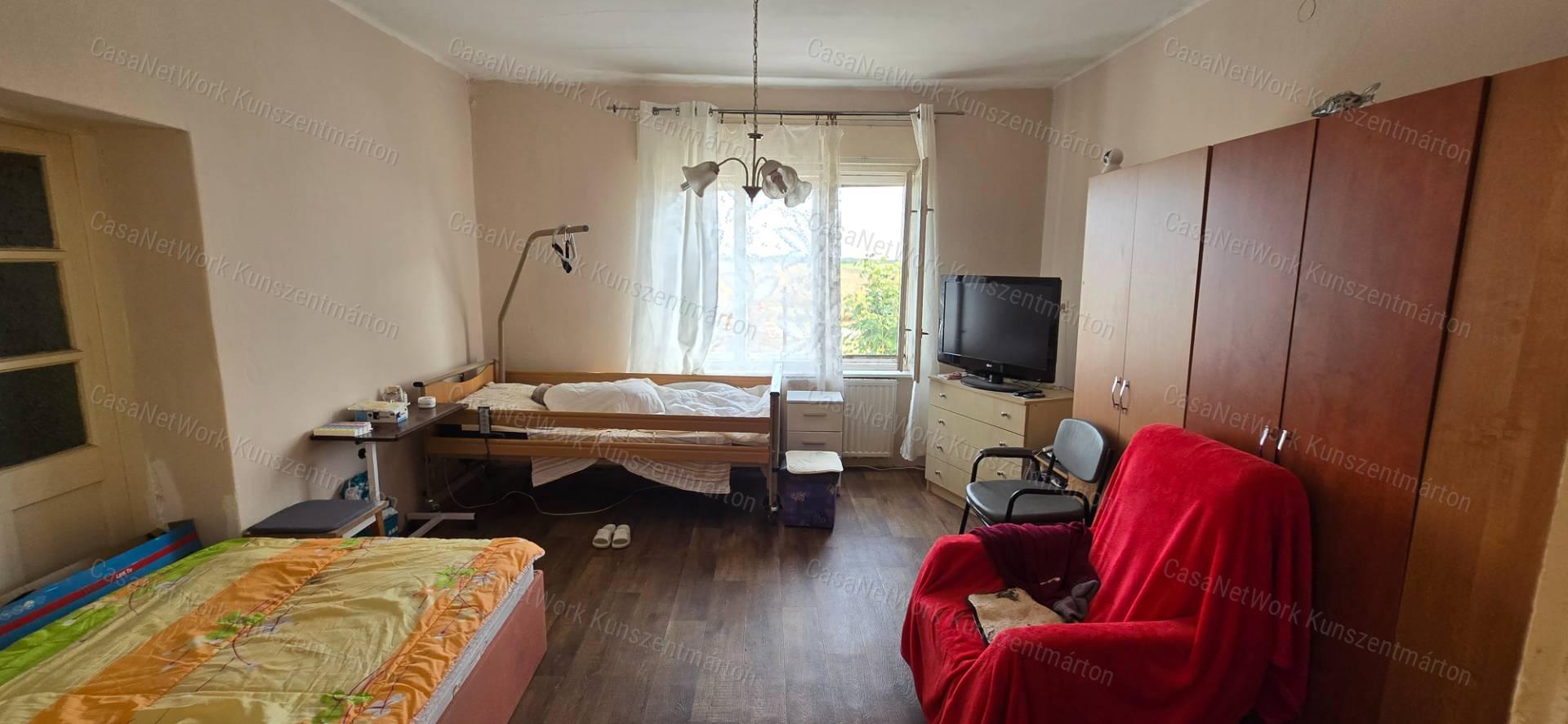 Kiskunlacházán eladó 70 m2-es kertes családi ház