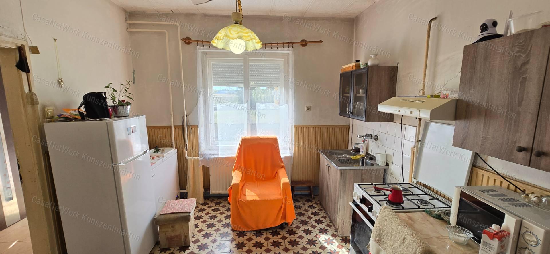 Kiskunlacházán eladó 70 m2-es kertes családi ház