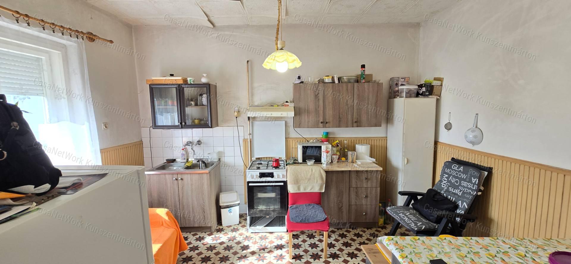Kiskunlacházán eladó 70 m2-es kertes családi ház
