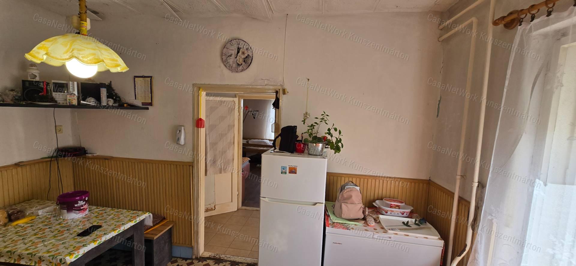 Kiskunlacházán eladó 70 m2-es kertes családi ház