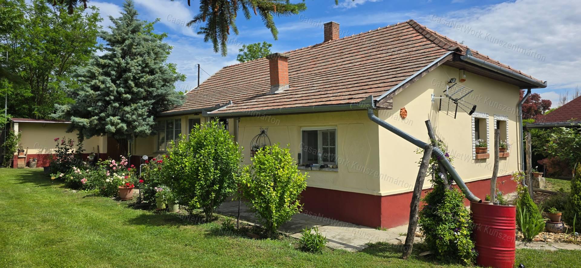 Csépán eladó családi ház, gyönyörű, parkosított kerttel, pergolákkal