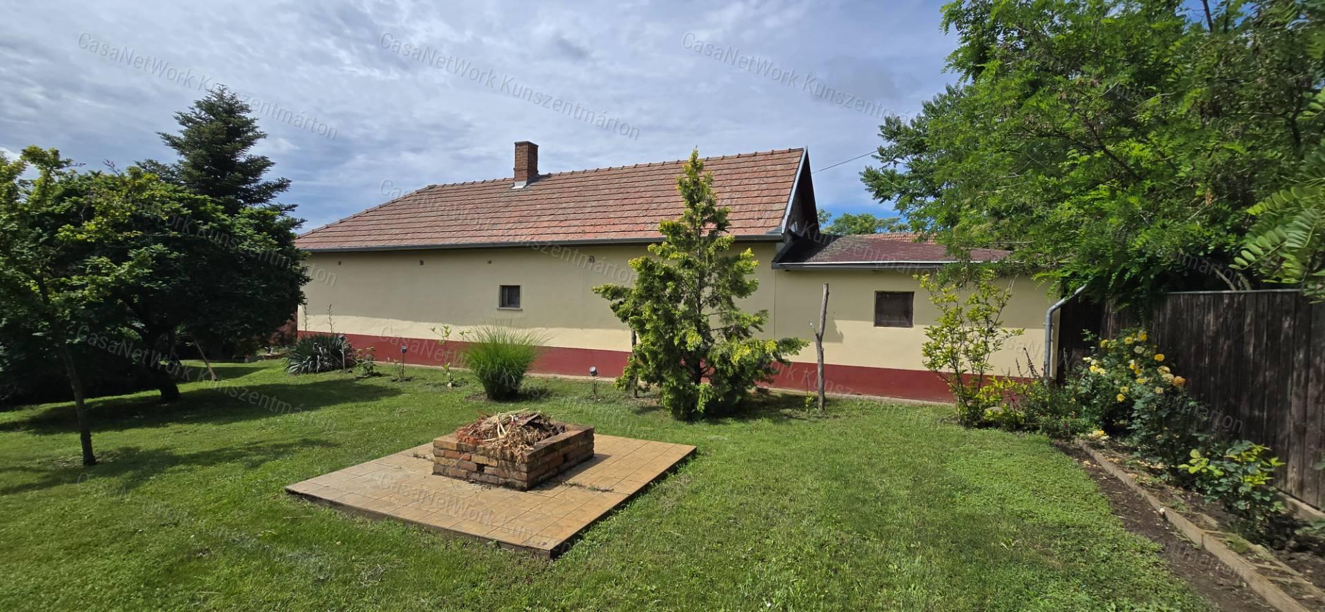 Csépán eladó családi ház, gyönyörű, parkosított kerttel, pergolákkal