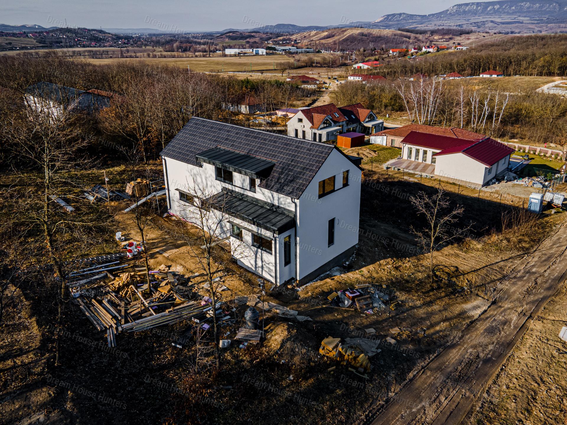 ÚJÉPÍTÉSŰ IKERHÁZ FÉL HŐSZIVATTYÚVAL 3 HÁLÓVAL ELADÓ PILISJÁSZFALUN