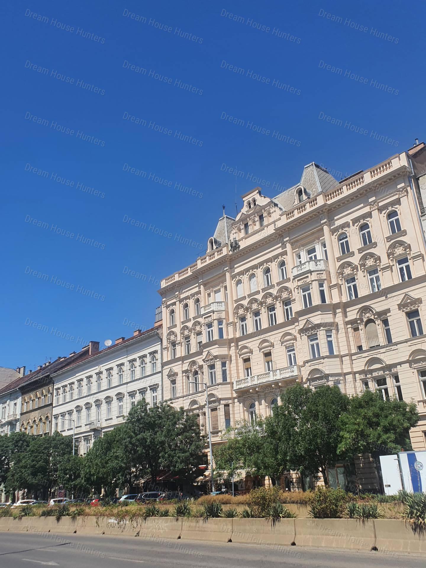 Eladó felújított egyszobás lakás, Budapest szívében!